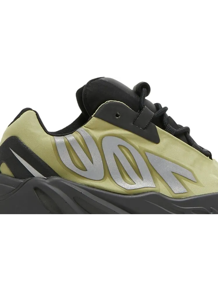Кроссовки Adidas Yeezy Boost 700 MNVN Infants 'Resin' — изображение 2 из 8, зеленый