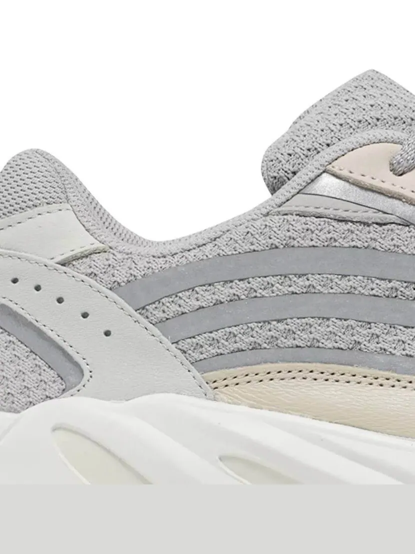 Кроссовки Yeezy Boost 700 V2 Cream — изображение 7 из 9, бежевый