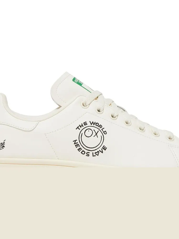 Кроссовки Adidas André Saraiva x Stan Smith 'The World Needs Love' Unisex — изображение 2 из 8, бежевый