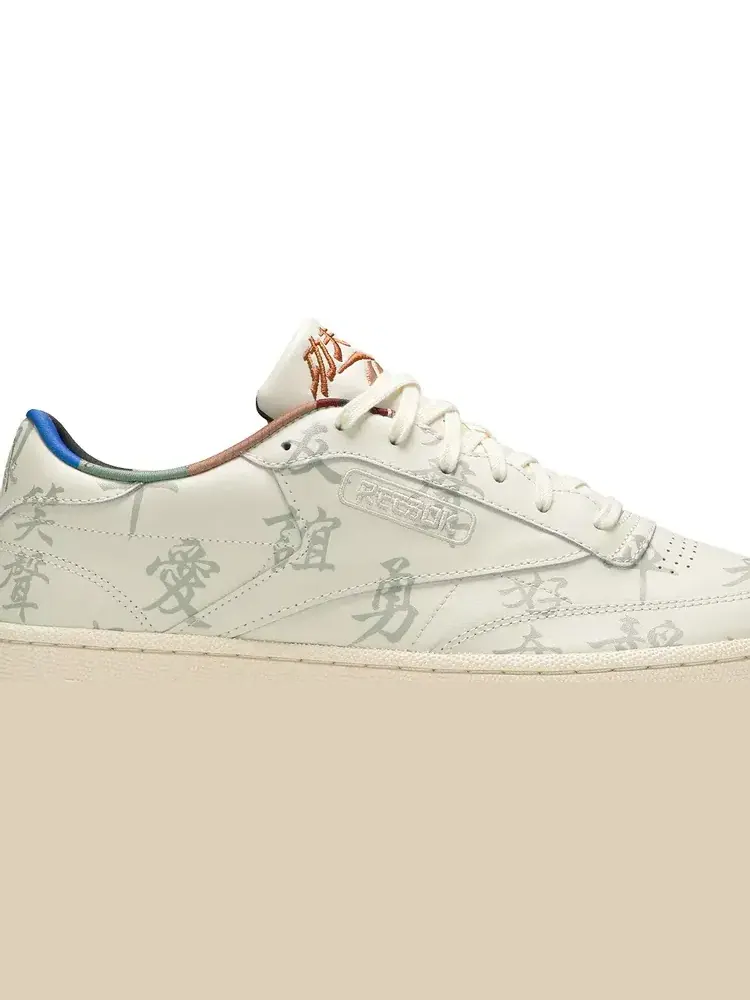 Кроссовки Reebok Club C 85 'Kung Fu Panda Chinese Calligraphy' — изображение 2 из 8, белый