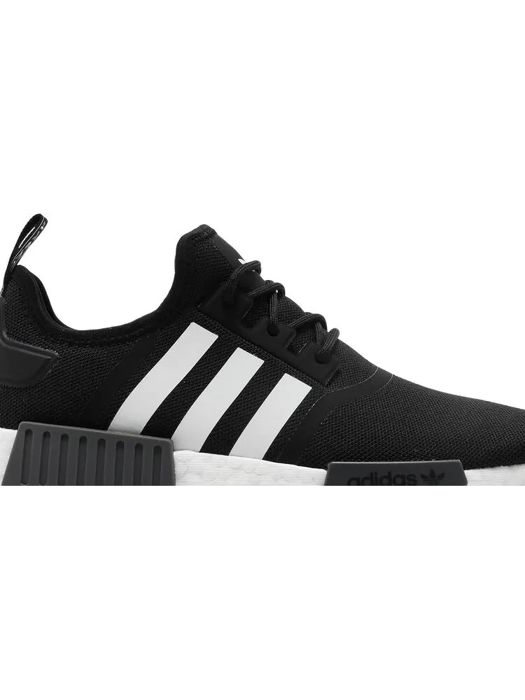 Кроссовки Adidas NMD_R1 Primeblue 'Black White' — изображение 2 из 8, черный