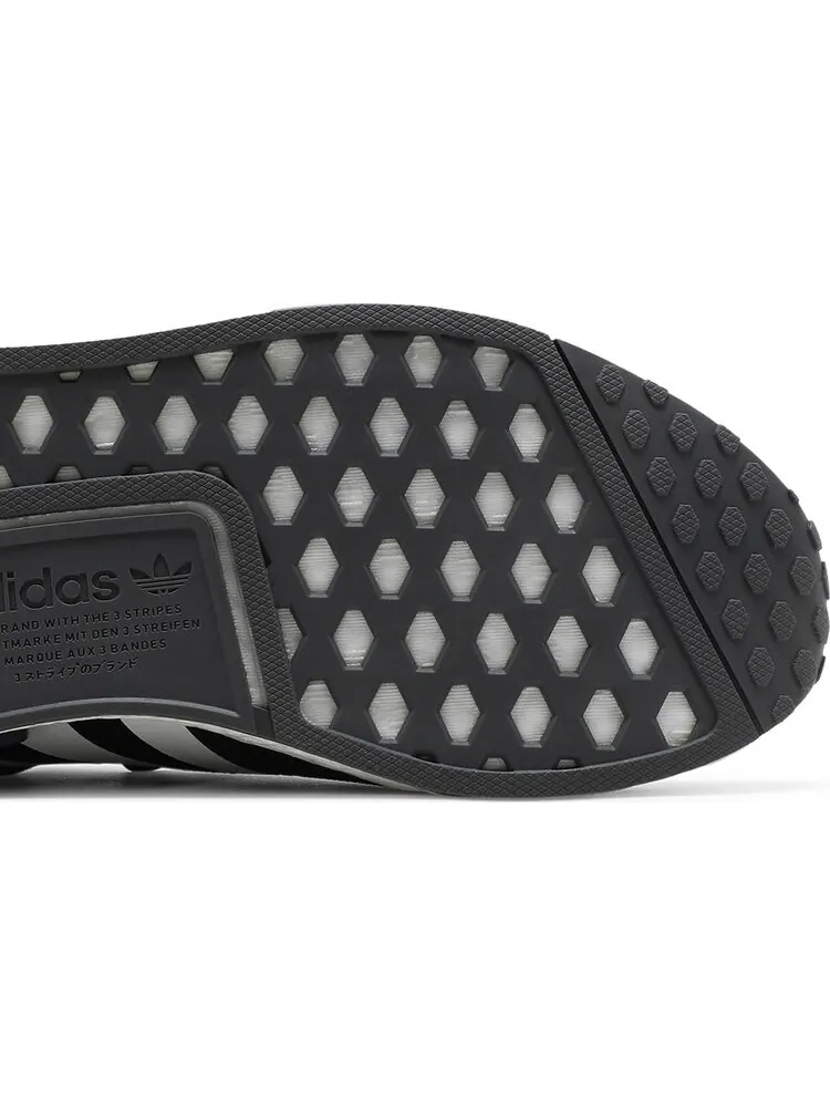 Кроссовки Adidas NMD_R1 Primeblue 'Black White' — изображение 5 из 8, черный