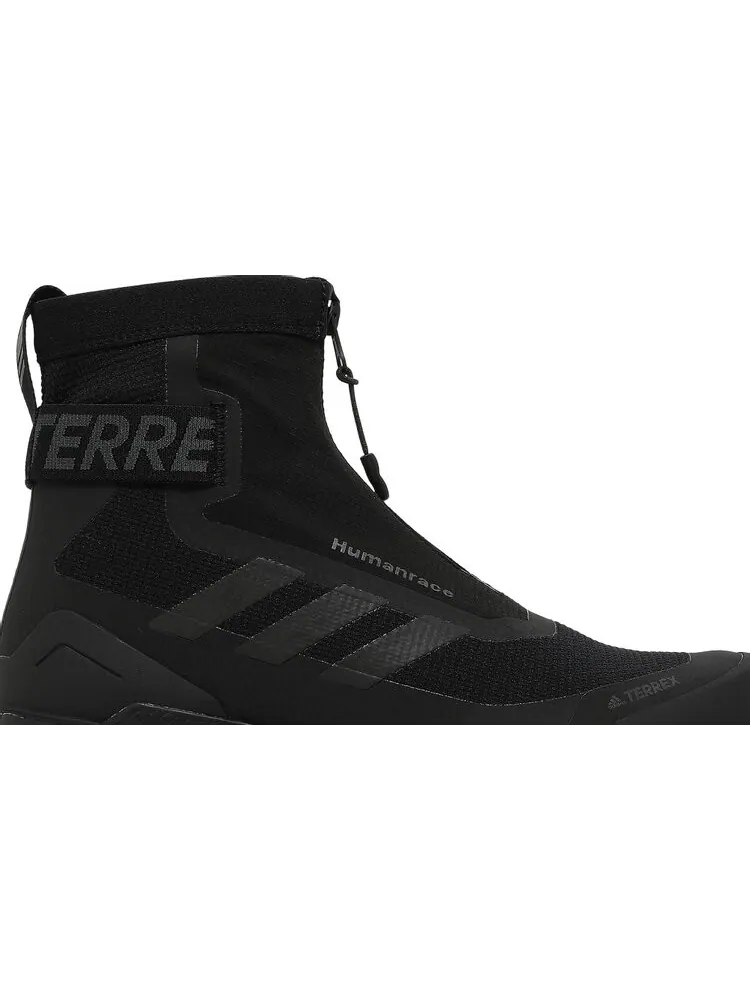 Ботинки Adidas Pharrell x Terrex Free Hiker Zip 'Triple Black' — изображение 2 из 8, черный