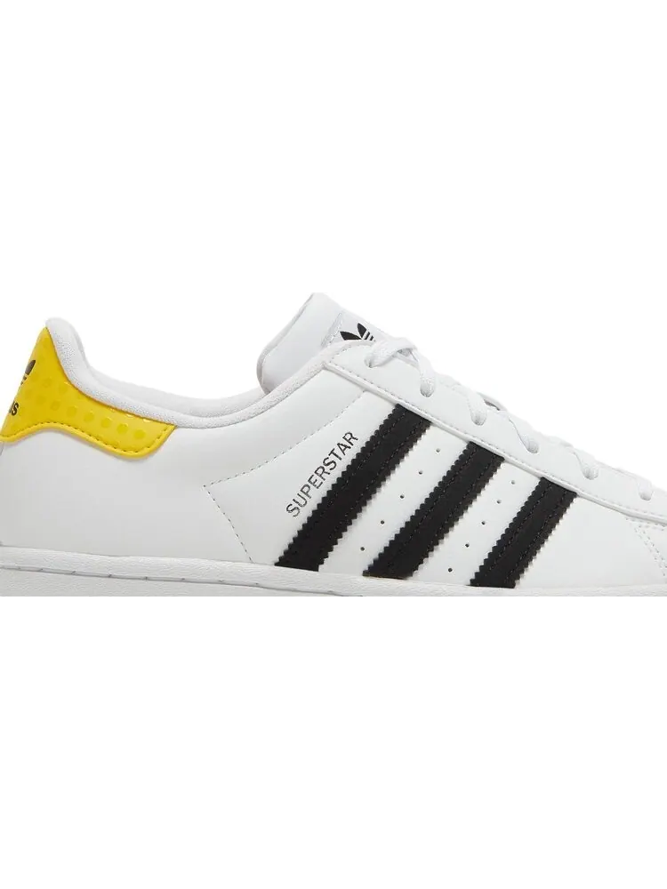 Кроссовки Adidas LEGO x Superstar J — изображение 2 из 8, белый