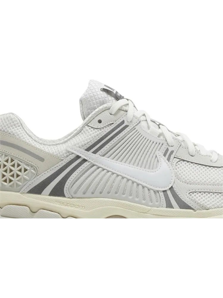 Кроссовки Air Zoom Vomero 5 'Platinum Tint' — изображение 2 из 4, белый