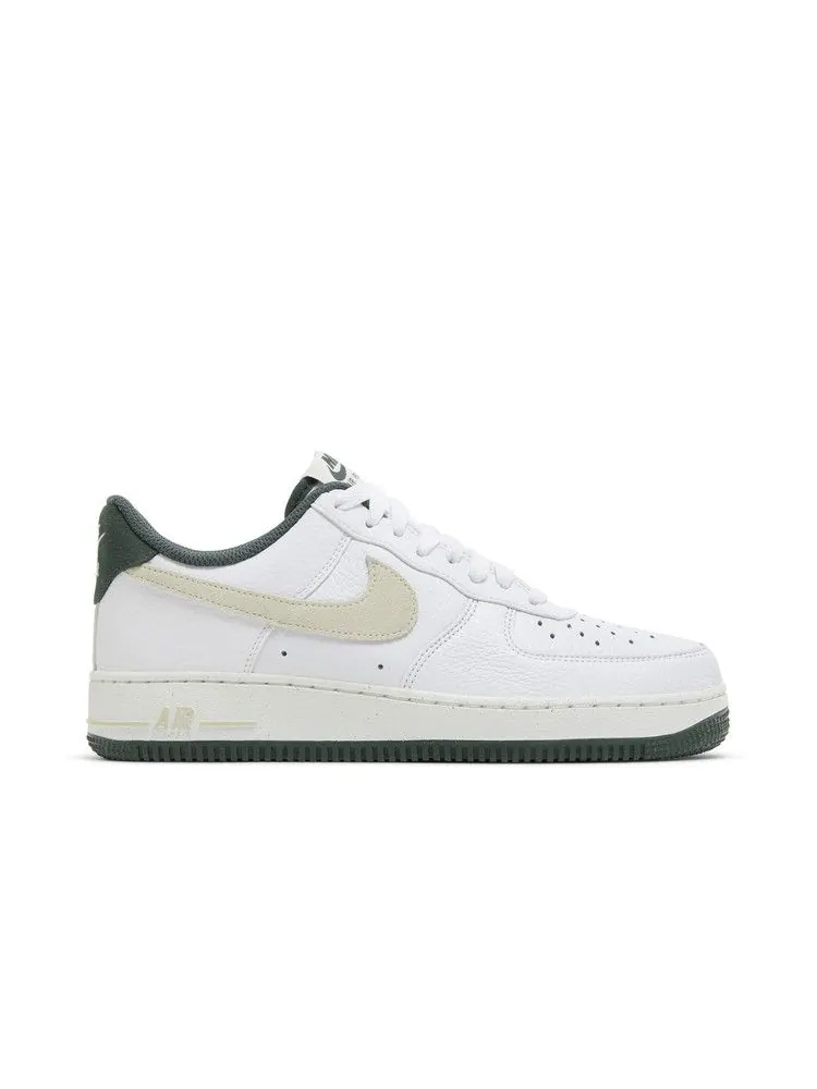 Кроссовки Nike Air Force 1 '07 LV8 'Vintage Green' — изображение 2 из 9, белый//винтажный зеленый