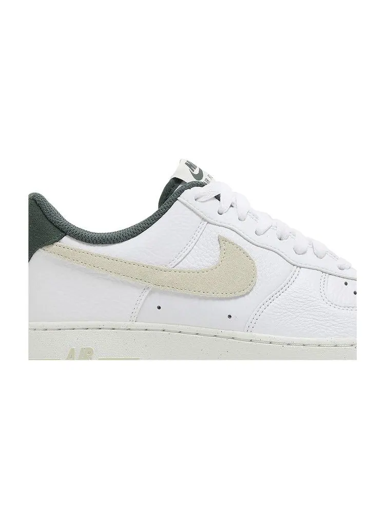 Кроссовки Nike Air Force 1 '07 LV8 'Vintage Green' — изображение 3 из 9, белый//винтажный зеленый
