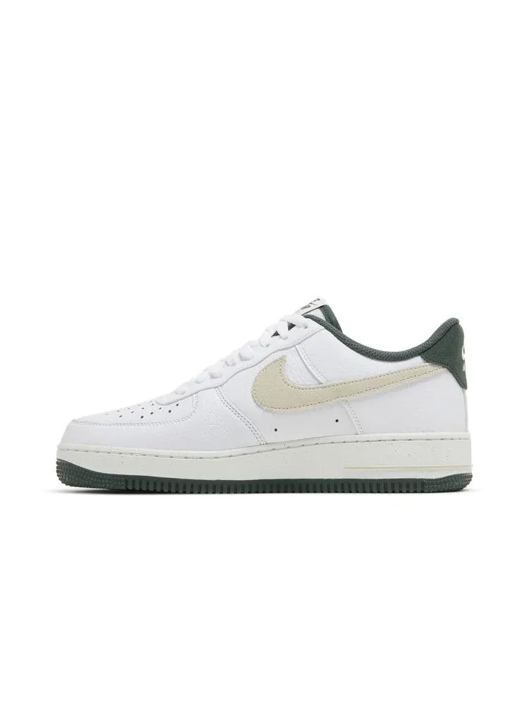 Кроссовки Nike Air Force 1 '07 LV8 'Vintage Green' — изображение 4 из 9, белый//винтажный зеленый
