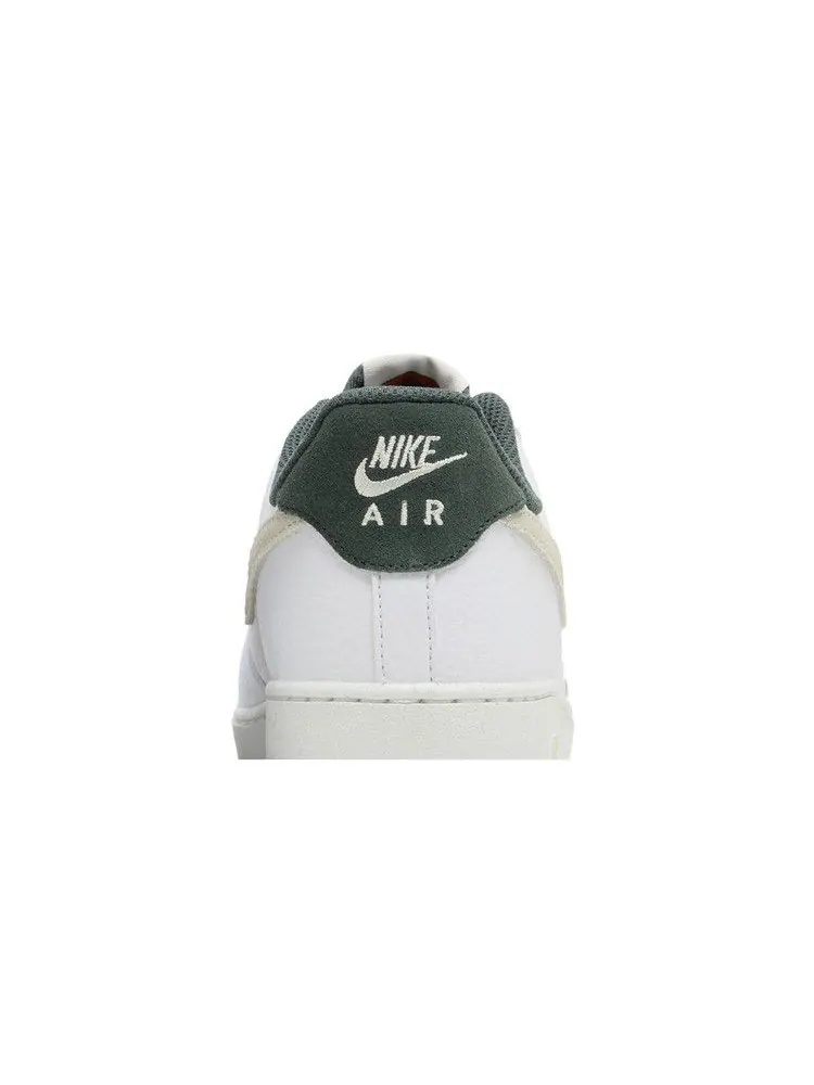 Кроссовки Nike Air Force 1 '07 LV8 'Vintage Green' — изображение 8 из 9, белый//винтажный зеленый