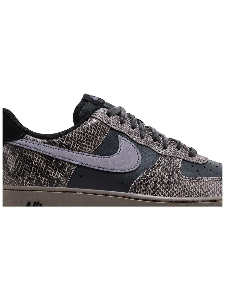 Кроссовки Nike Air Force 1 '07 LV8 'Snakeskin Pack - Off Noir' — изображение 2 из 4, черный