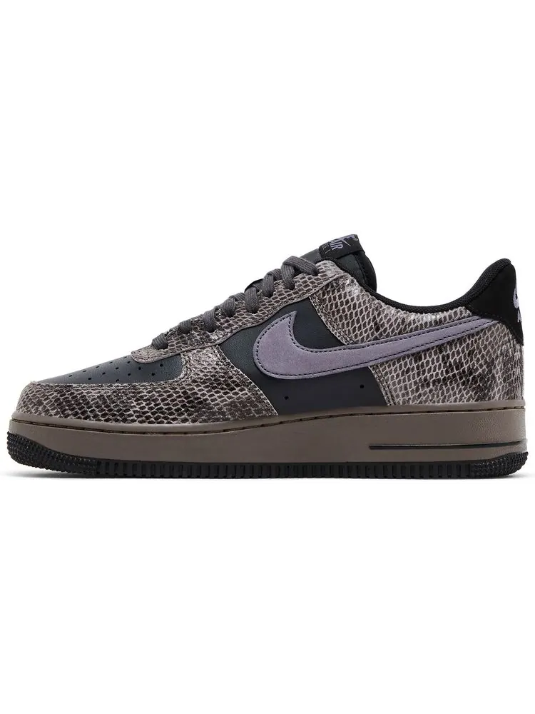 Кроссовки Nike Air Force 1 '07 LV8 'Snakeskin Pack - Off Noir' — изображение 3 из 4, черный