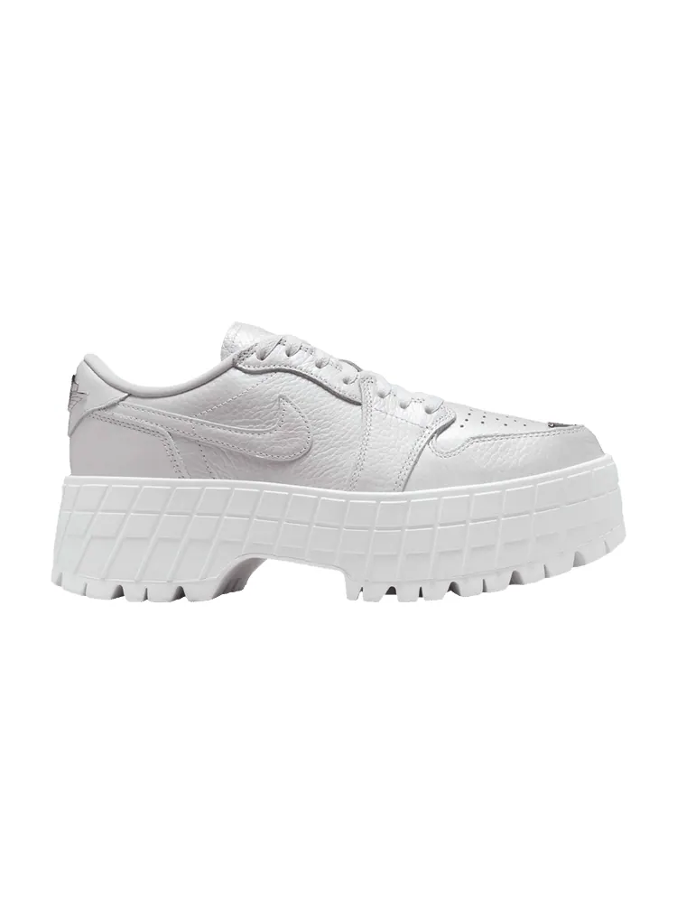 Кроссовки Wmns Air Jordan 1 Low Brooklyn 'White Metallic Silver' — изображение 1 из 1