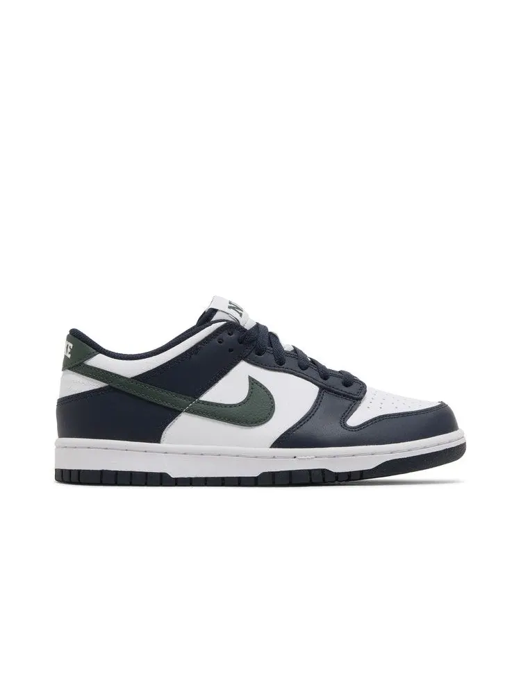 Кроссовки Nike Dunk Low GS 'Obsidian Vintage Green' — изображение 2 из 9, винтажный зеленый/белый