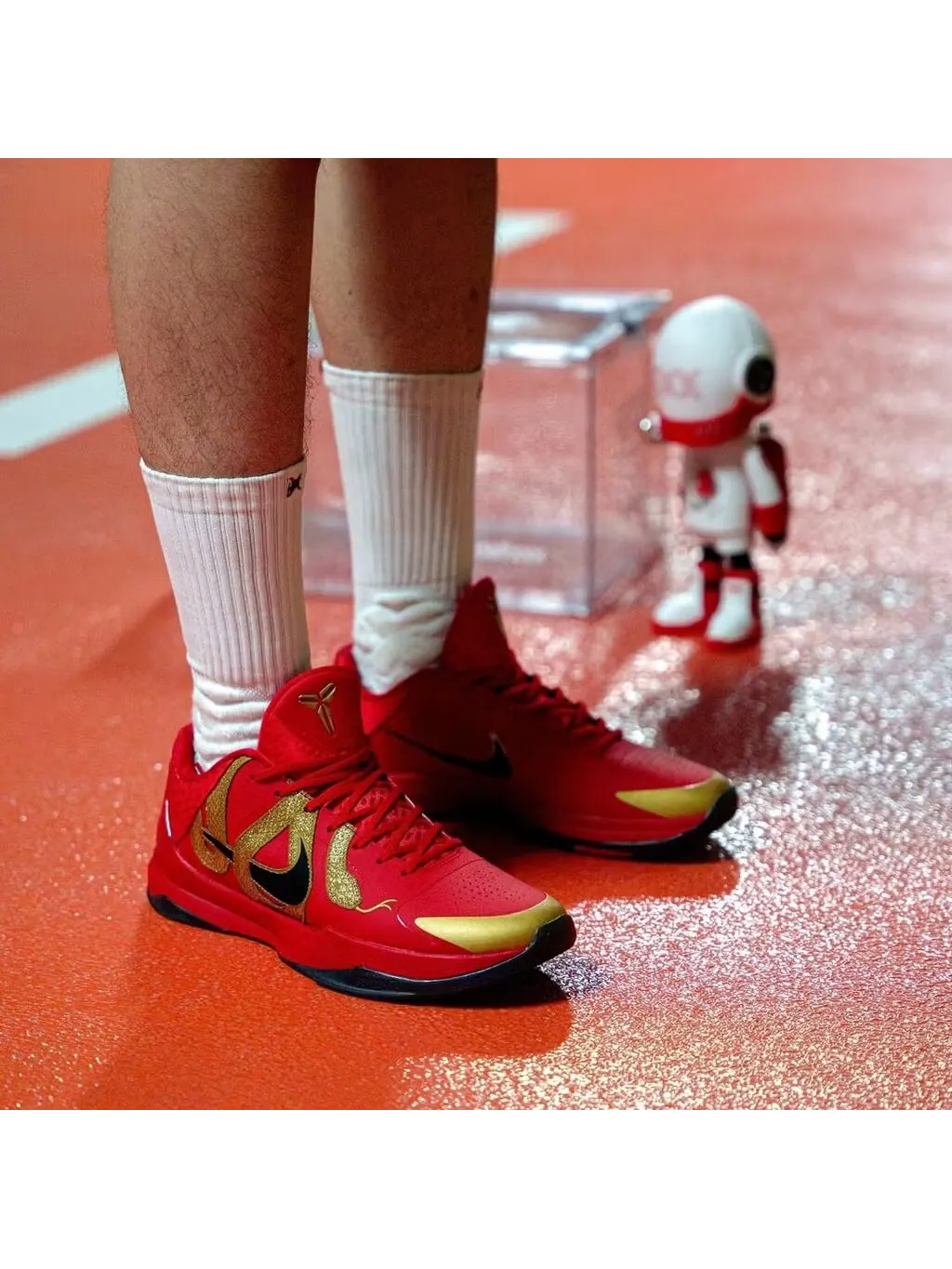 Баскетбольные кроссовки Nike Kobe V Protro "Year of the Mamba" — изображение 19 из 21, красные