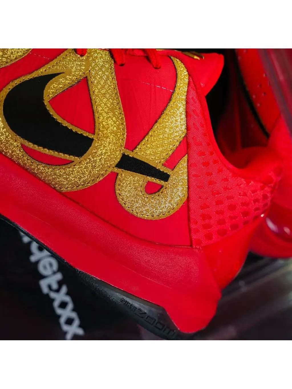 Баскетбольные кроссовки Nike Kobe V Protro "Year of the Mamba" — изображение 20 из 21, красные