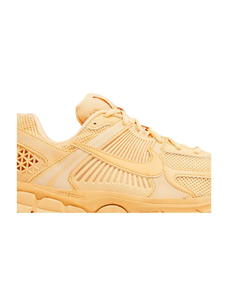 Кроссовки Air Zoom Vomero 5 'Celestial Gold' — изображение 2 из 8, золотистый