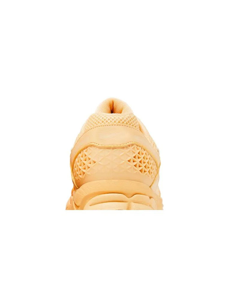 Кроссовки Air Zoom Vomero 5 'Celestial Gold' — изображение 7 из 8, золотистый