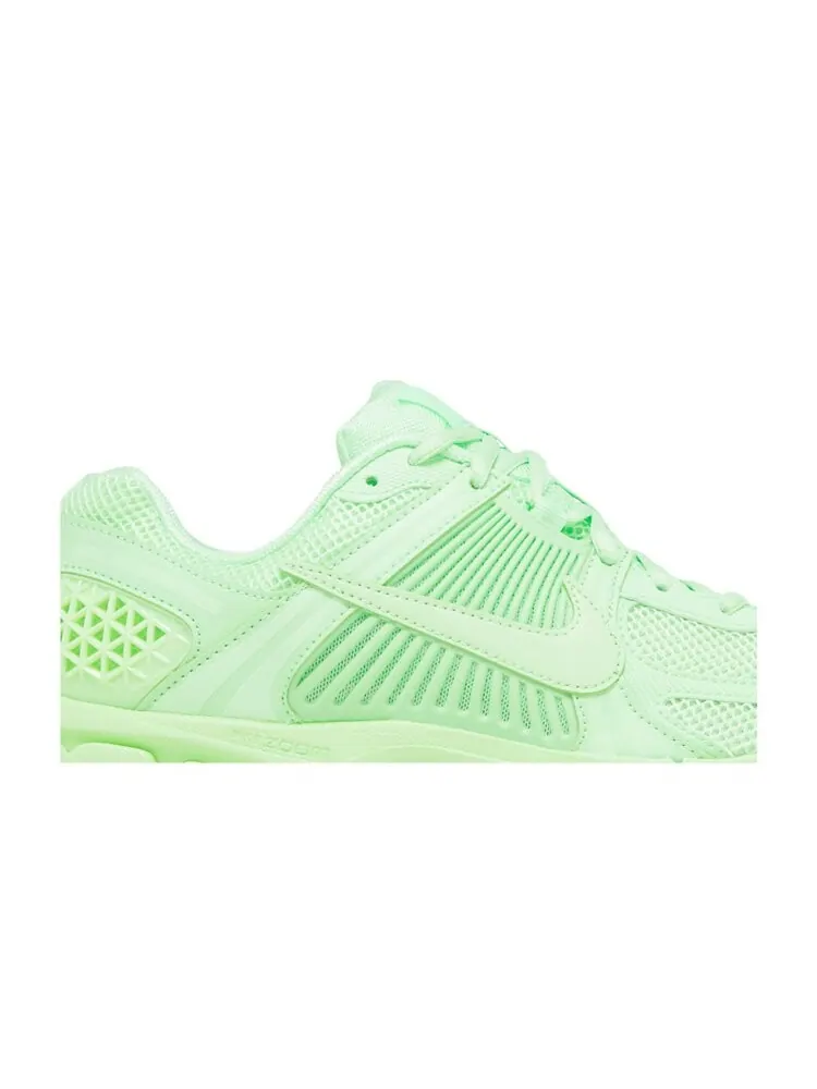 Кроссовки Nike Air Zoom Vomero 5: Зеленый Стиль и Технологии для Бега — изображение 2 из 4