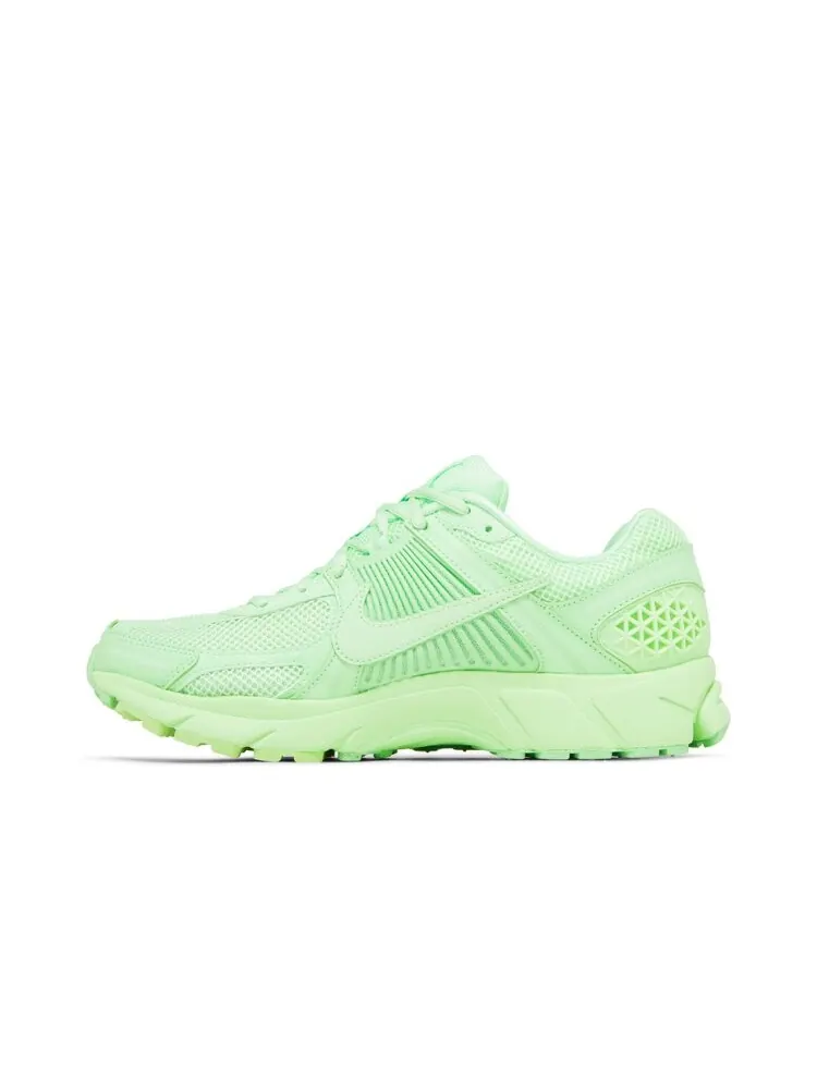 Кроссовки Nike Air Zoom Vomero 5: Зеленый Стиль и Технологии для Бега — изображение 3 из 4