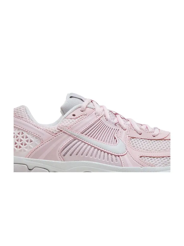 Кроссовки Vomero 5 GS 'Pearl Pink' — изображение 2 из 8, розовый