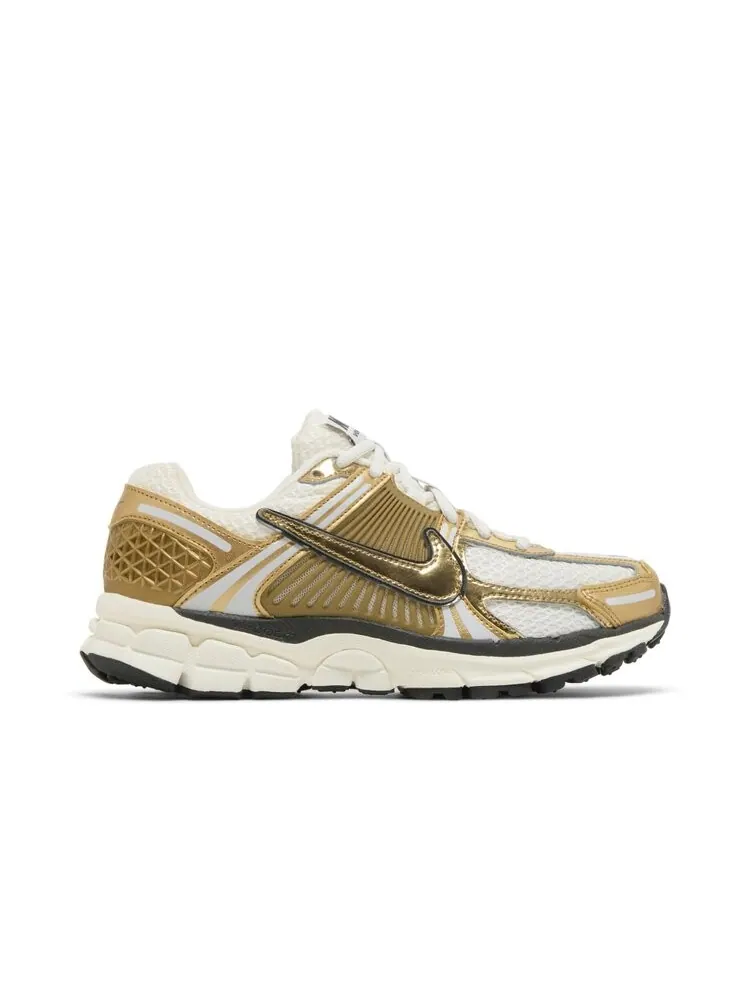 Кроссовки Nike Wmns Air Zoom Vomero 5 — изображение 1 из 4, золото