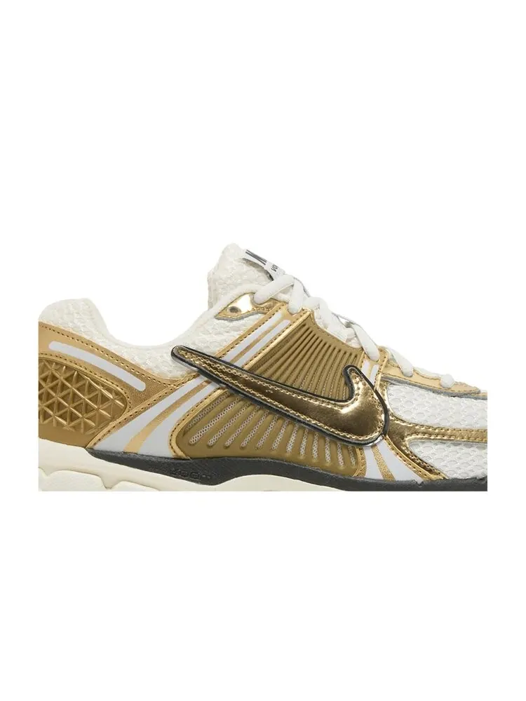 Кроссовки Nike Wmns Air Zoom Vomero 5 — изображение 2 из 4, золото
