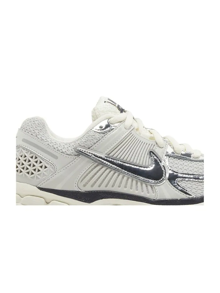 Кроссовки Air Zoom Vomero 5 'Chrome' — изображение 2 из 8, серебристый