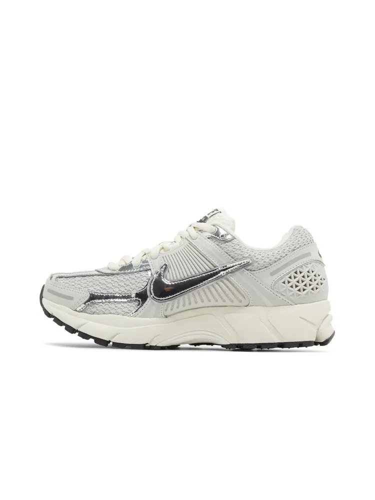 Кроссовки Air Zoom Vomero 5 'Chrome' — изображение 3 из 8, серебристый