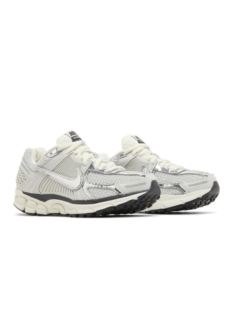 Кроссовки Air Zoom Vomero 5 'Chrome' — изображение 8 из 8, серебристый