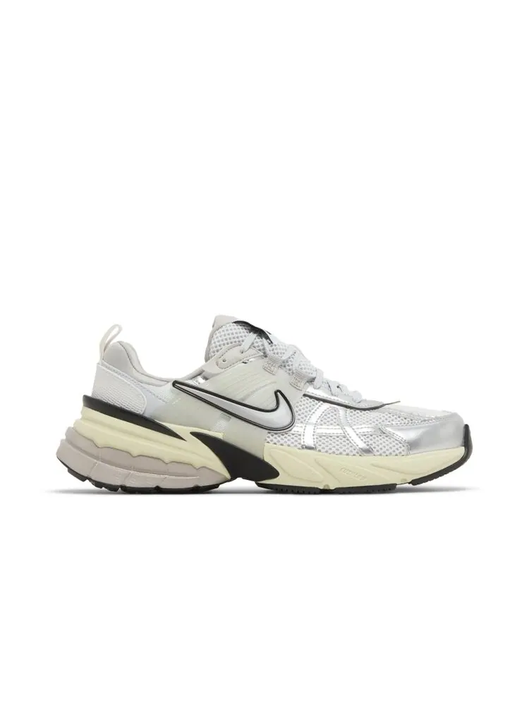 Кроссовки Nike V2K Run — изображение 1 из 4, серебряный