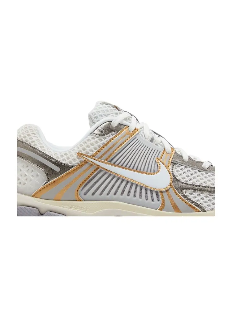 Кроссовки Air Zoom Vomero 5 — изображение 2 из 4, металлик золотистый
