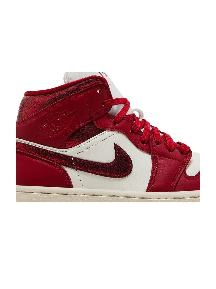 Кроссовки Air Jordan Wmns Air Jordan 1 Mid 'Valentine's Day 2025' — изображение 3 из 9, красный/белый