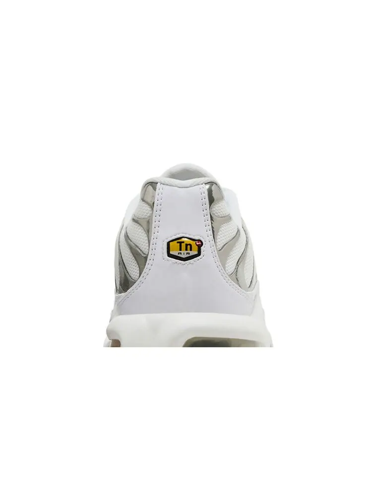 Кроссовки Nike Wmns Air Max Plus SE 'White Chrome Silver' — изображение 8 из 9