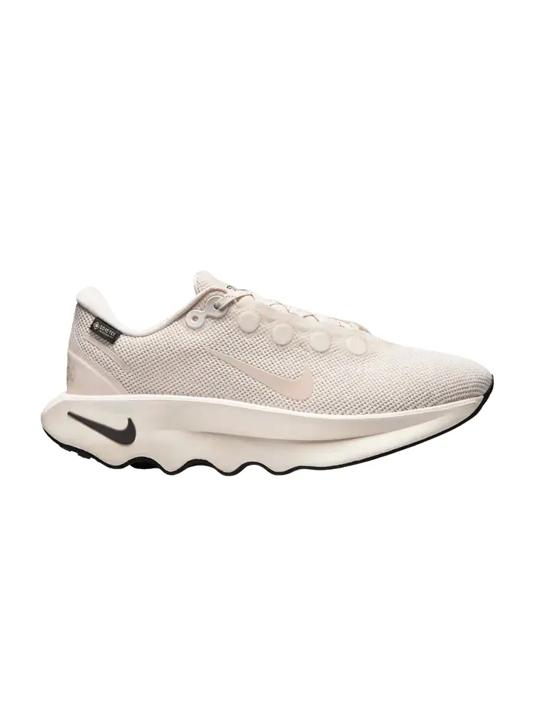 Кроссовки Nike Wmns Motiva GORE-TEX 'Guava Ice' — изображение 1 из 1, бледный слоновая кость