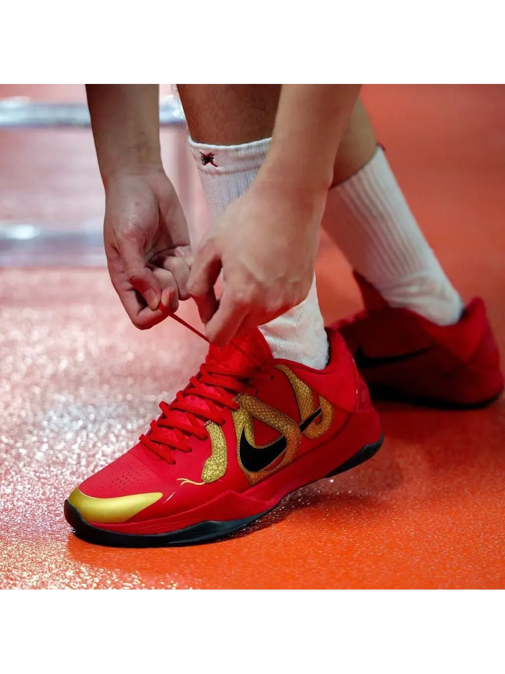 Баскетбольные кроссовки детские Nike Kobe V Protro "Year of the Mamba" — изображение 12 из 21, красные