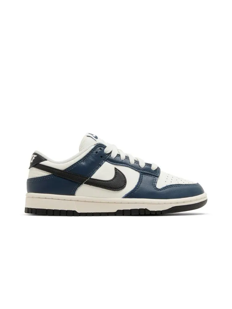 Кроссовки Nike Wmns Dunk Low 'Armory Navy' — изображение 2 из 9, темно-синий/черный/белый