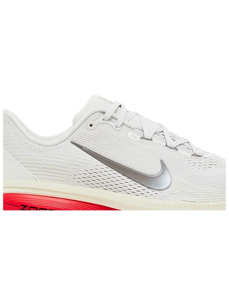 Кроссовки Nike Vomero 18 'Platinum Tint Siren Red' — изображение 2 из 4, платиновый красный