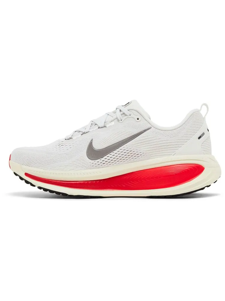 Кроссовки Nike Vomero 18 'Platinum Tint Siren Red' — изображение 3 из 4, платиновый красный