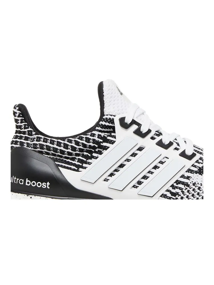 Кроссовки UltraBoost 5.0 DNA 'White Black' — изображение 2 из 8, белый черный