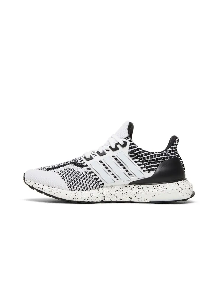 Кроссовки UltraBoost 5.0 DNA 'White Black' — изображение 3 из 8, белый черный