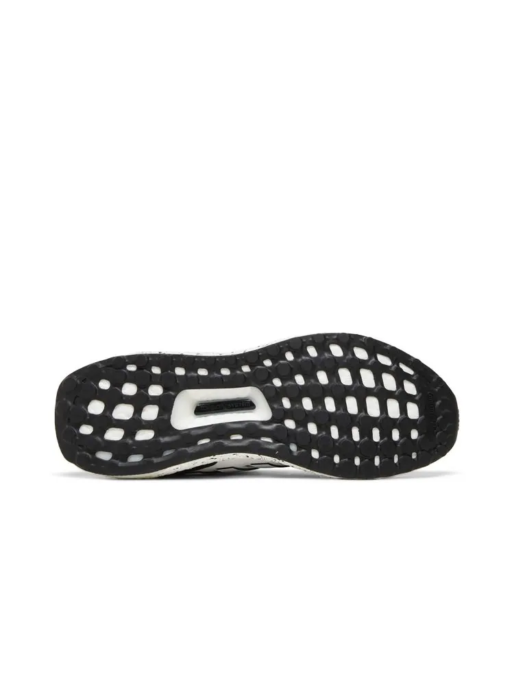 Кроссовки UltraBoost 5.0 DNA 'White Black' — изображение 4 из 8, белый черный