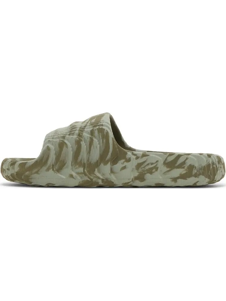 Кроссовки Adilette 22 'Olive Strata Camo' — изображение 3 из 4, зеленый