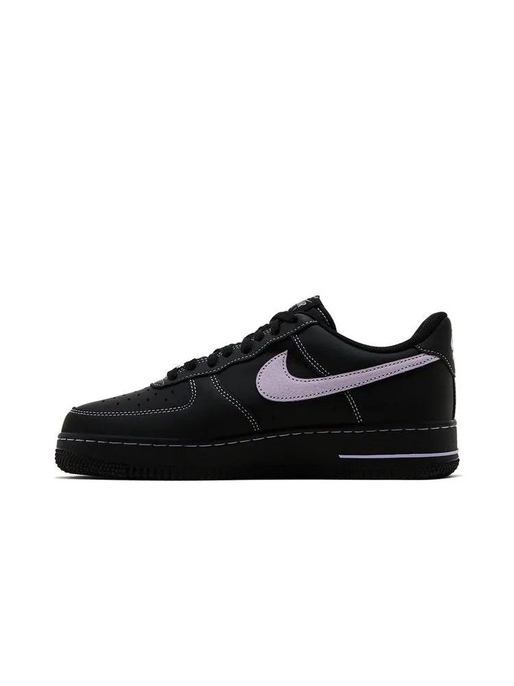 Кроссовки Nike Air Force 1 '07 LV8 'Black Hydrangeas' — изображение 4 из 9, черный