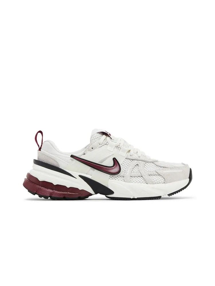 Кроссовки Nike Wmns V2K Run SE White Black Team Red — изображение 1 из 6, белый черный красный