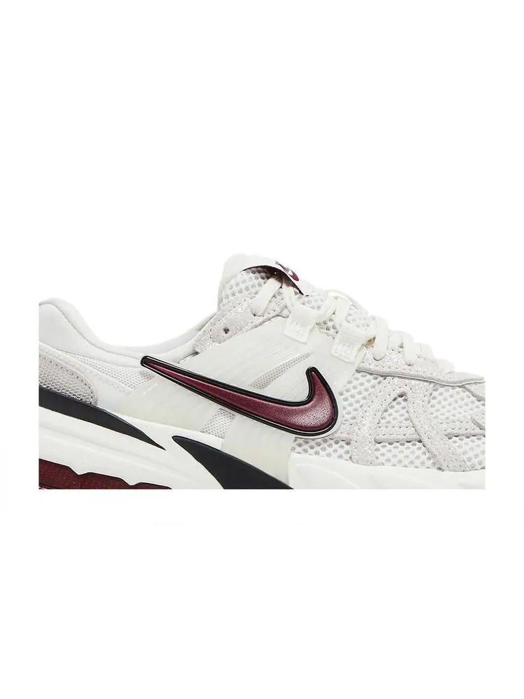 Кроссовки Nike Wmns V2K Run SE White Black Team Red — изображение 2 из 6, белый черный красный