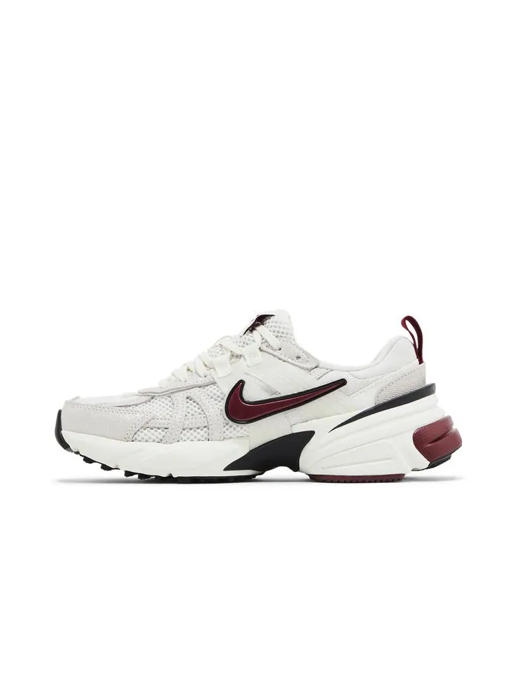 Кроссовки Nike Wmns V2K Run SE White Black Team Red — изображение 3 из 6, белый черный красный