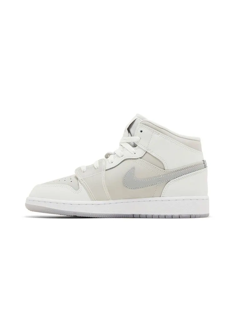 Кроссовки Air Jordan Air Jordan 1 Mid SE GS 'Summit White Metallic Silver' — изображение 4 из 10