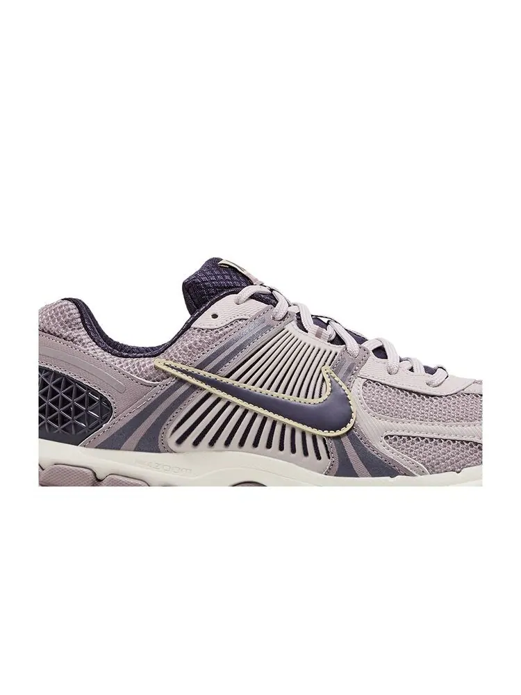 Кроссовки Nike Air Zoom Vomero 5 Platinum Violet Gold — изображение 2 из 6