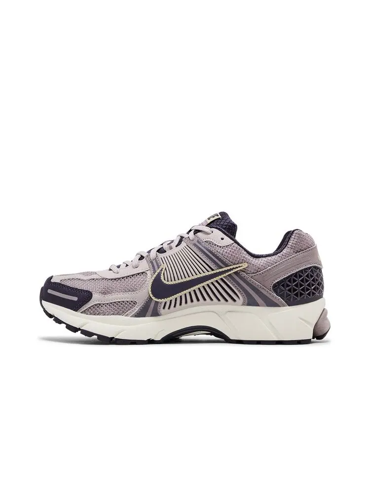 Кроссовки Nike Air Zoom Vomero 5 Platinum Violet Gold — изображение 3 из 6