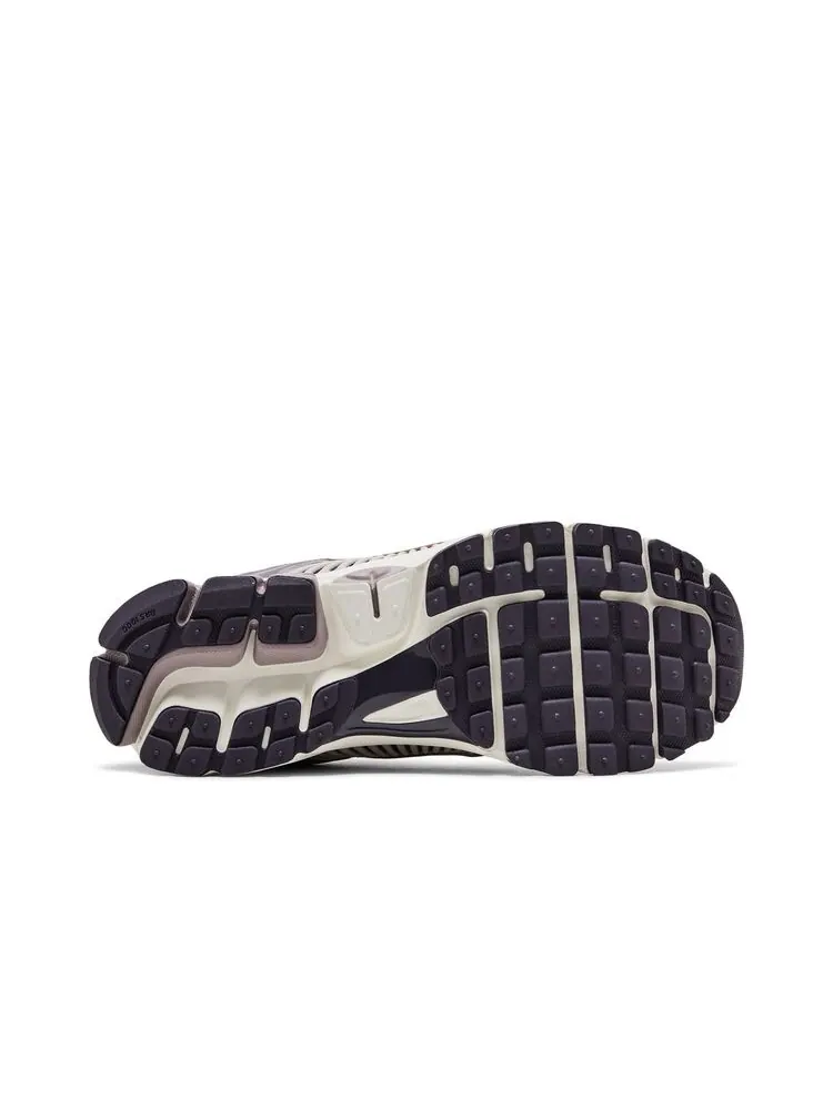 Кроссовки Nike Air Zoom Vomero 5 Platinum Violet Gold — изображение 4 из 6